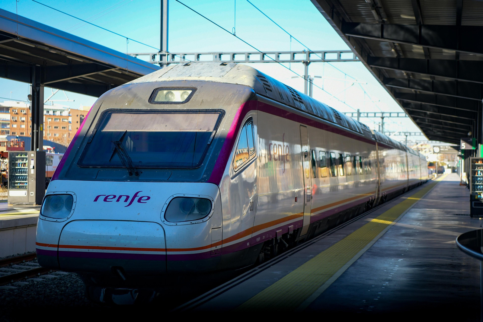 Un tren en una estación en una imagen de archivo.