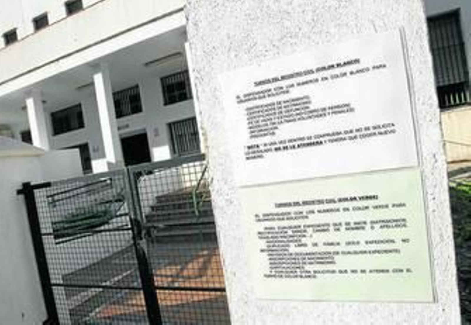La nota en el Registro para explicar el funcionamiento de la cita previa durante el periodo de pruebas, ayer.
