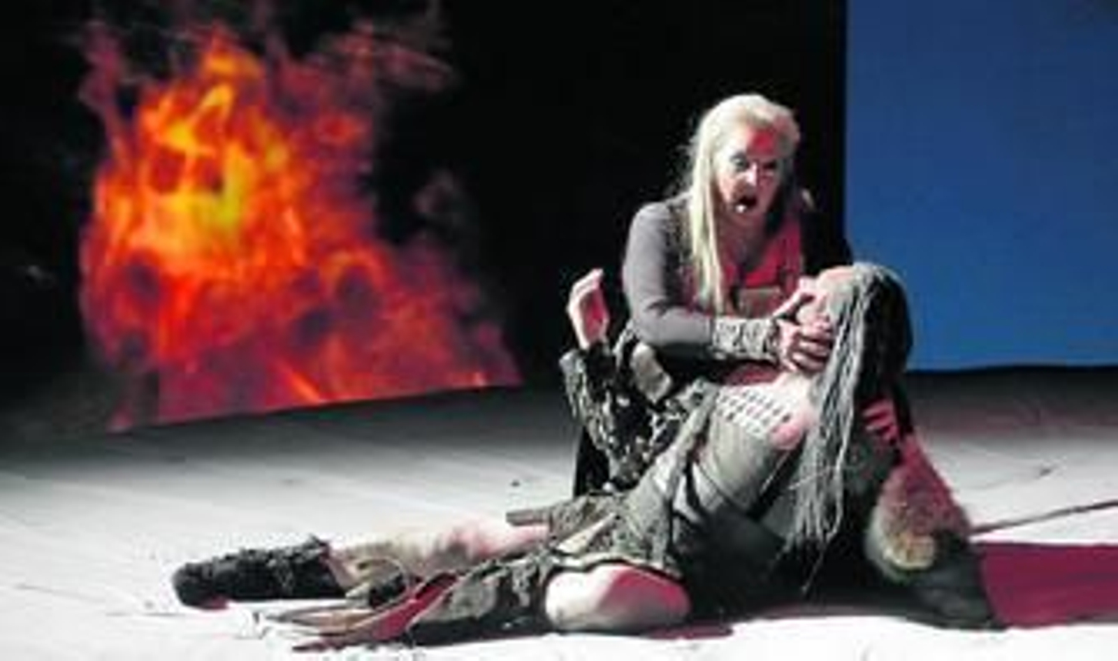 La grandiosa producción de 'El ocaso de los dioses', que se estrenó anoche en el Maestranza, se verá también el martes y el viernes.