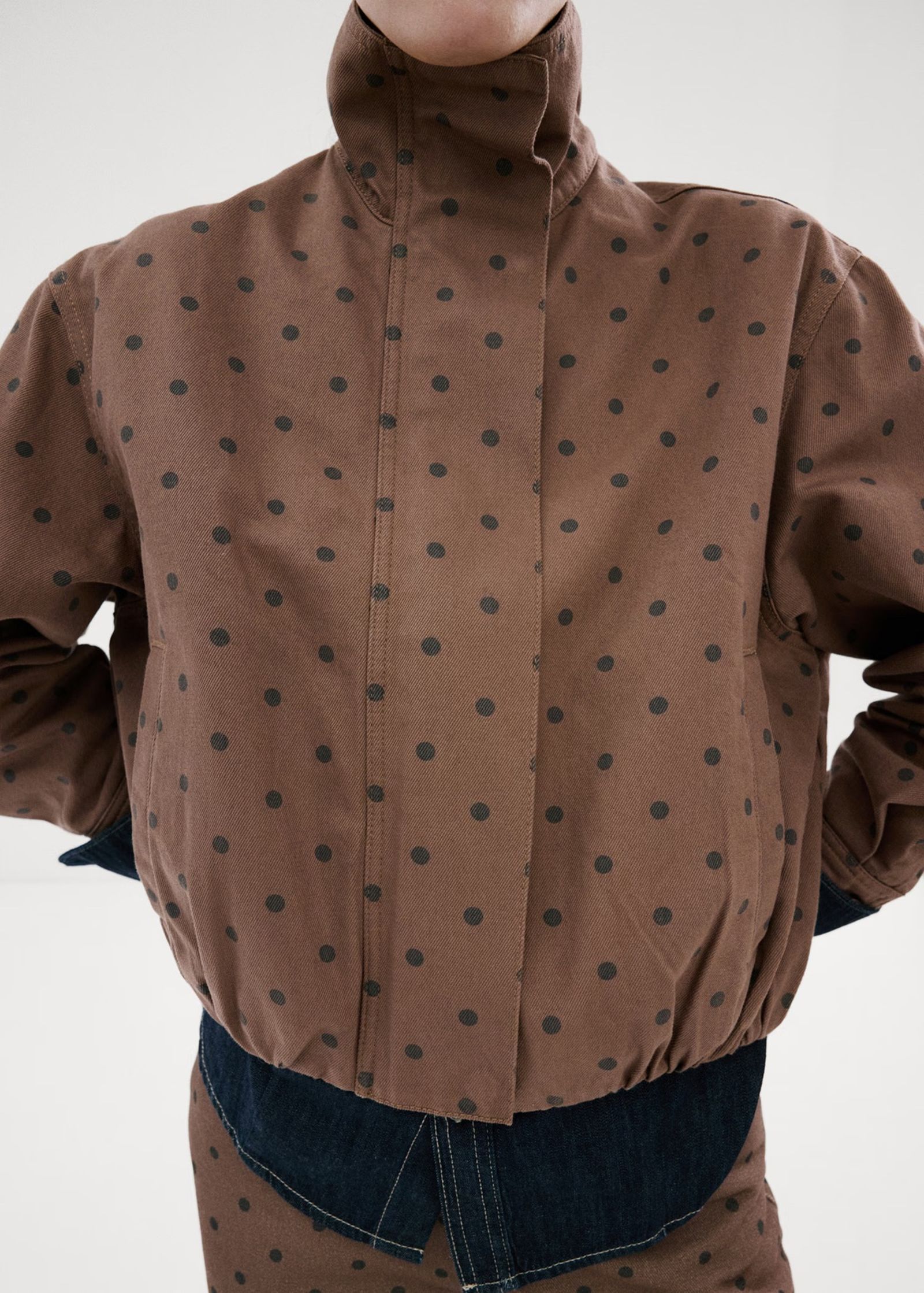 Bomber de lunares de Mango.