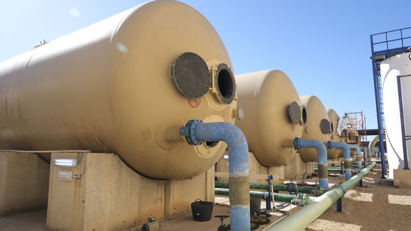 La planta tiene estos siete filtros de agua en los que se ha sustituido la arena por filtralite/Javier Alonso