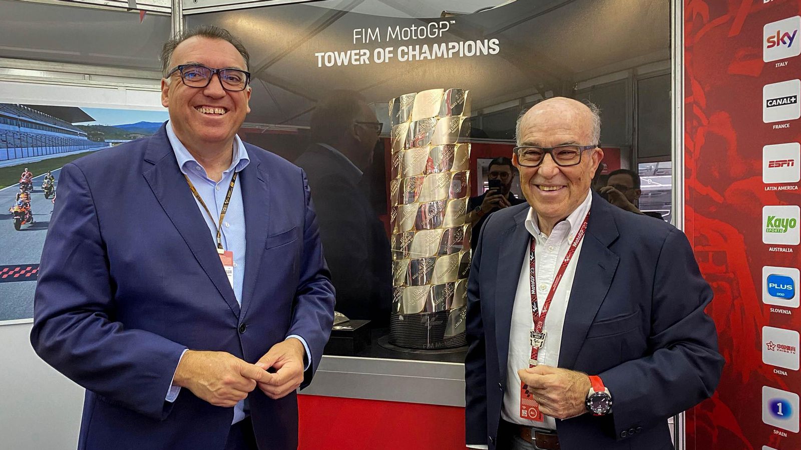 El consejero y el CEO de Dorna, junto la 'torre de campeones' de MotoGP. El consejero y el CEO de Dorna, junto la 'torre de campeones' de MotoGP.