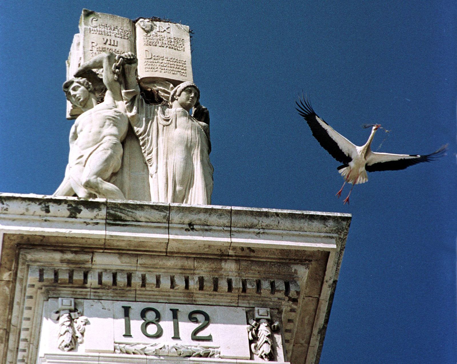 La Constitución de Cádiz ordenó el funcionamiento del servicio militar.