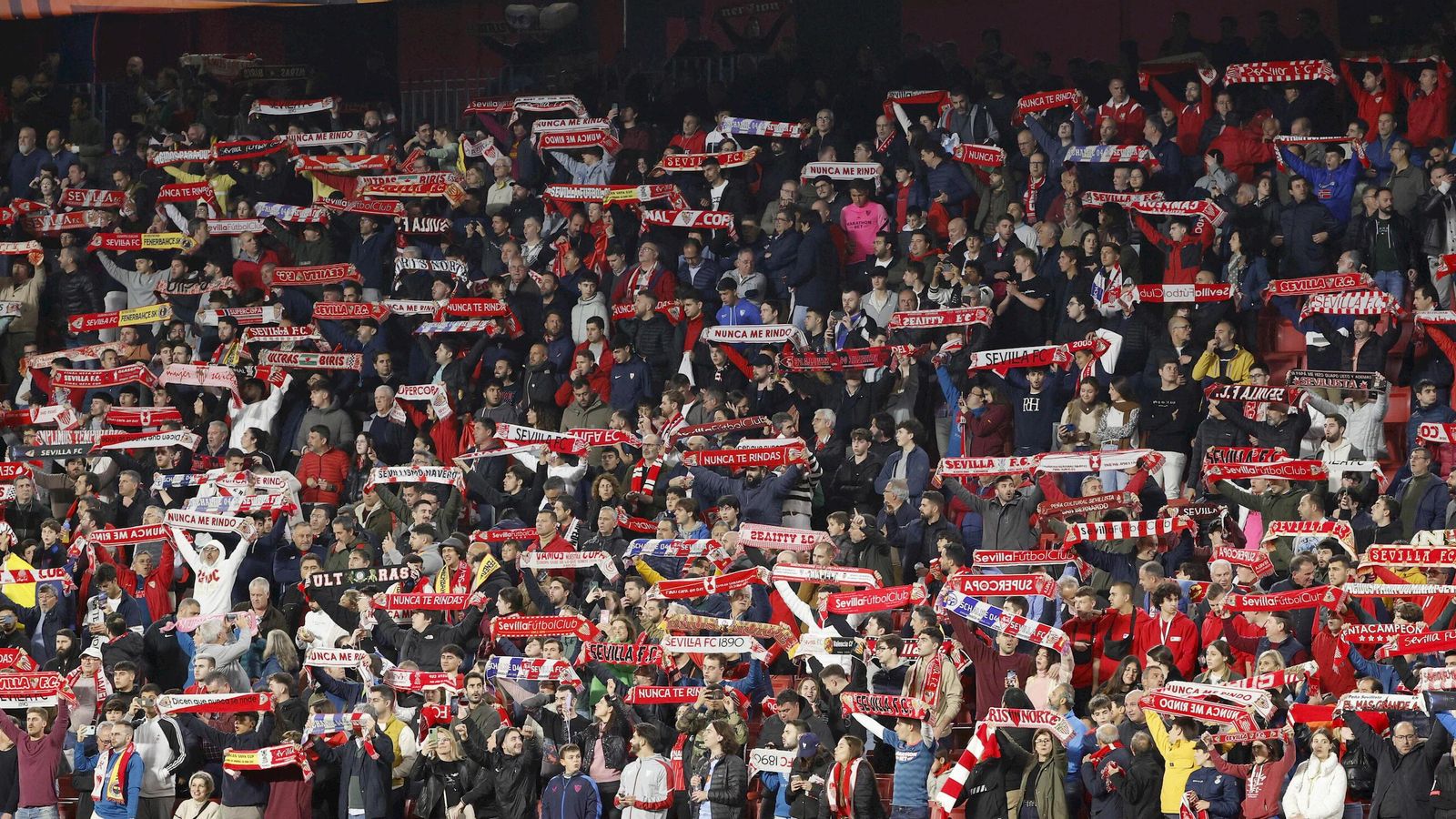Detalle de la afición sevillista en la grada del Ramón Sánchez-Pijuán. Detalle de la afición sevillista en la grada del Ramón Sánchez-Pijuán.