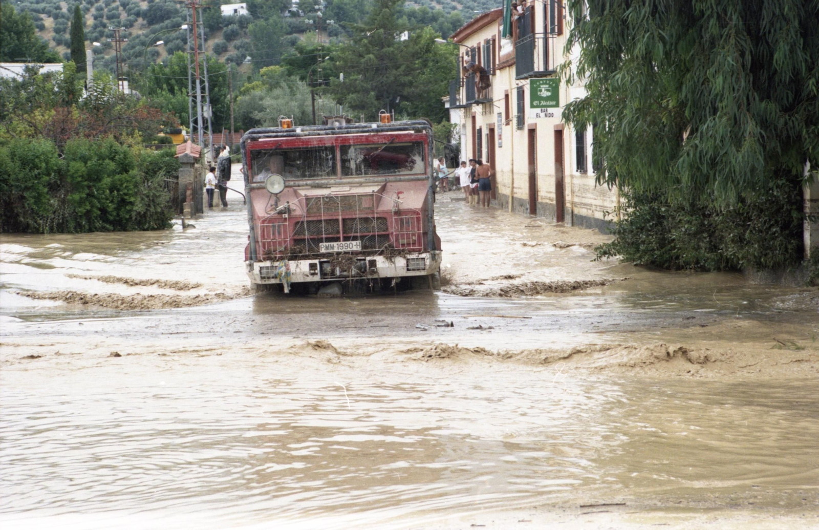 Los efectos de la riada en el Puente de la Sierra.