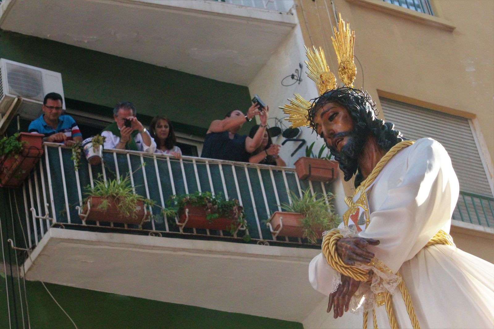 Fotos y vídeos a Jesús Cautivo por calle Mármoles.