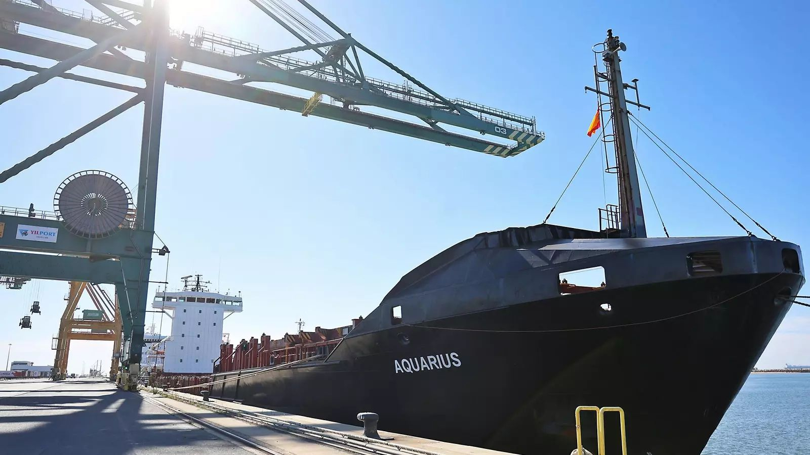 El portacontenedores 'Aquarius', en el Muelle Sur del Puerto de Huelva.