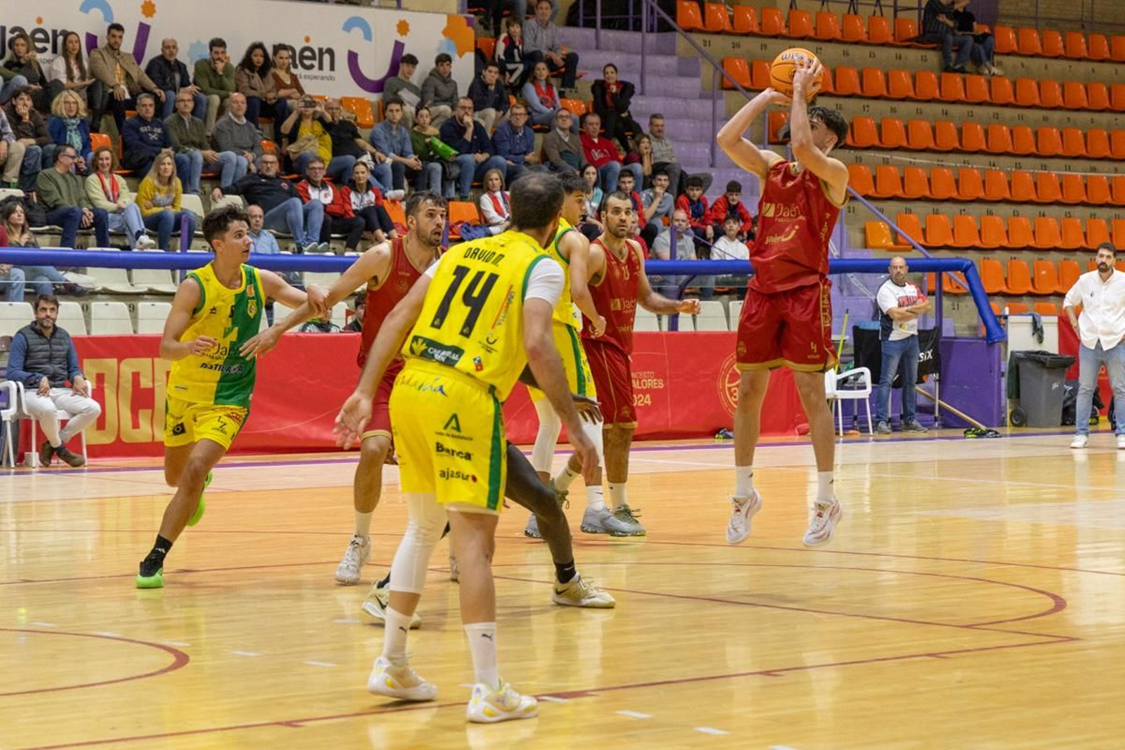 La Salobreja vibra con el derbi de la capital entre Jaén CB y Jaén FS, en imágenes