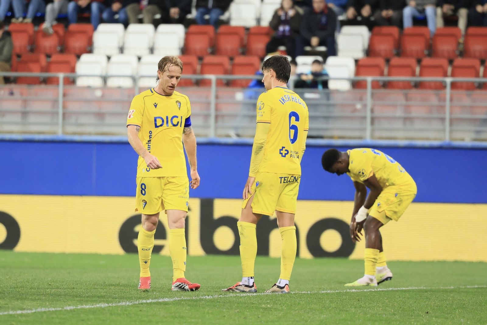 Jugadores del Cádiz cabizbajos en Ipurua.
