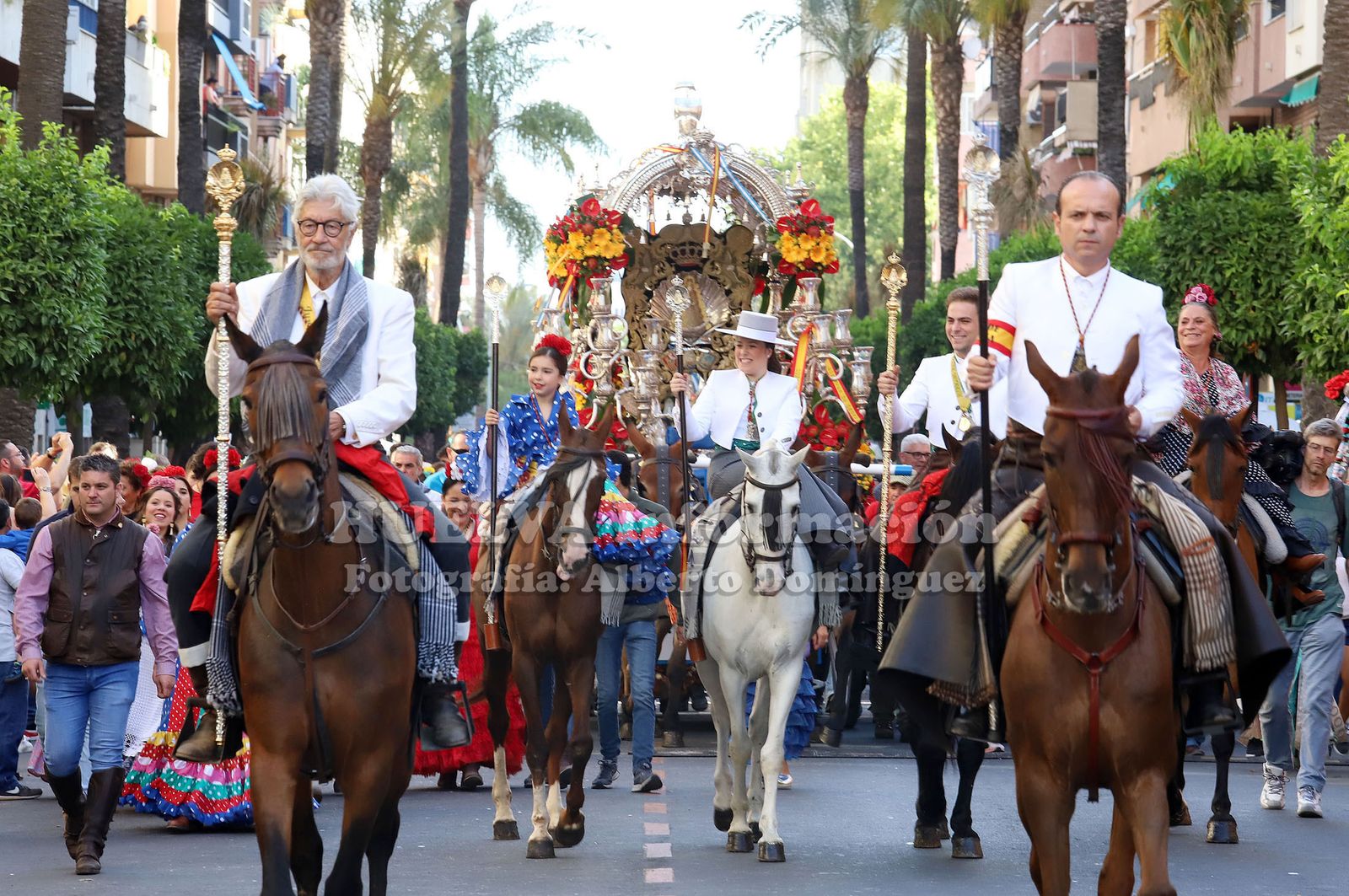 Imágenes  de Emigrantes y el gran ambiente que le ha acompañado en su salida. Rocío 2019