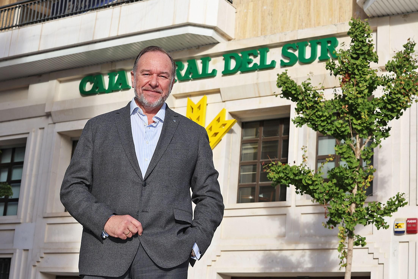 José Luis García-Palacios Álvarez posa ante la fachada de la sede central  de la Caja Rural del Sur en Huelva.