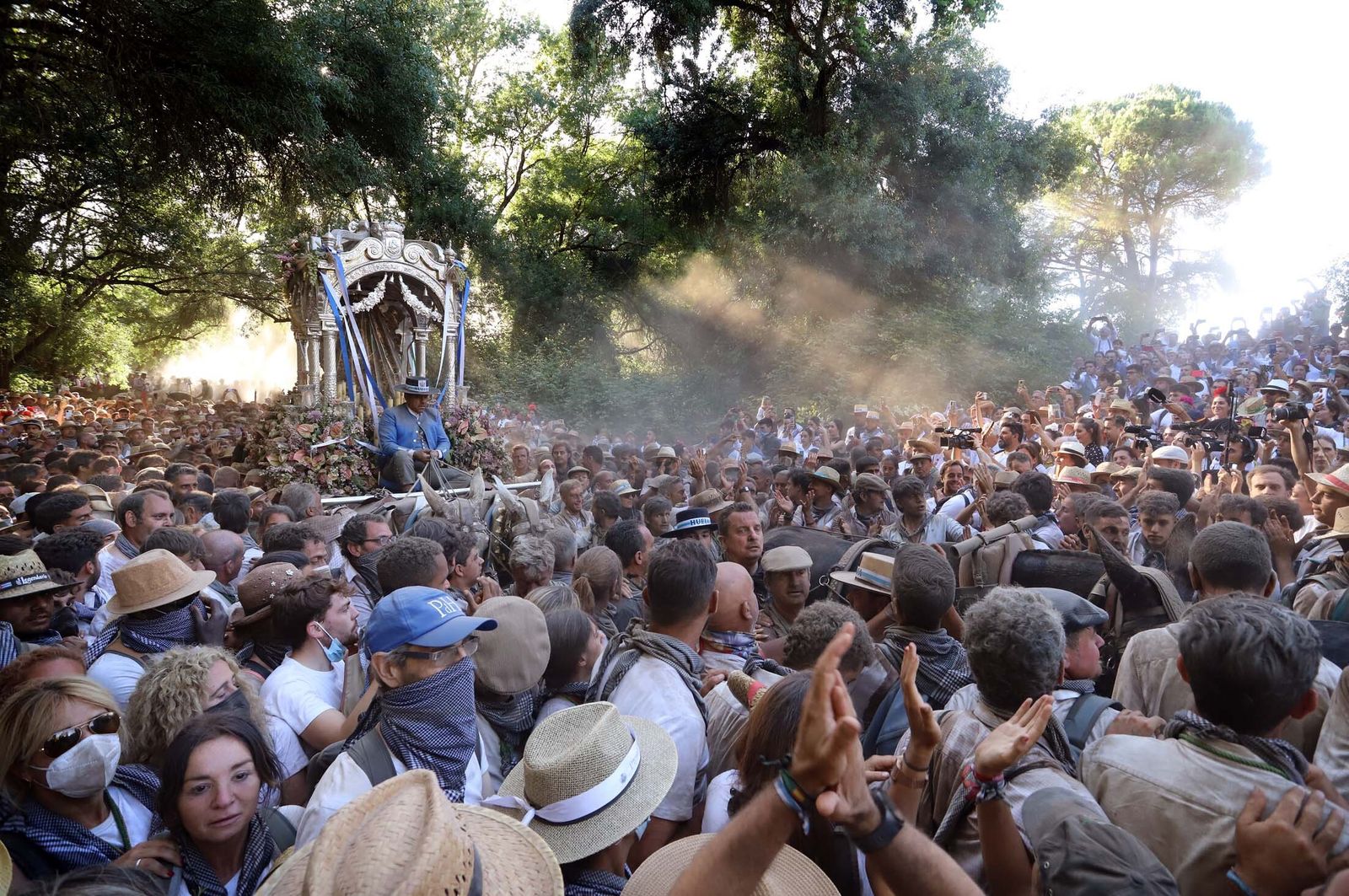 Imágenes de la Hermandad de Huelva a su paso por El Charco