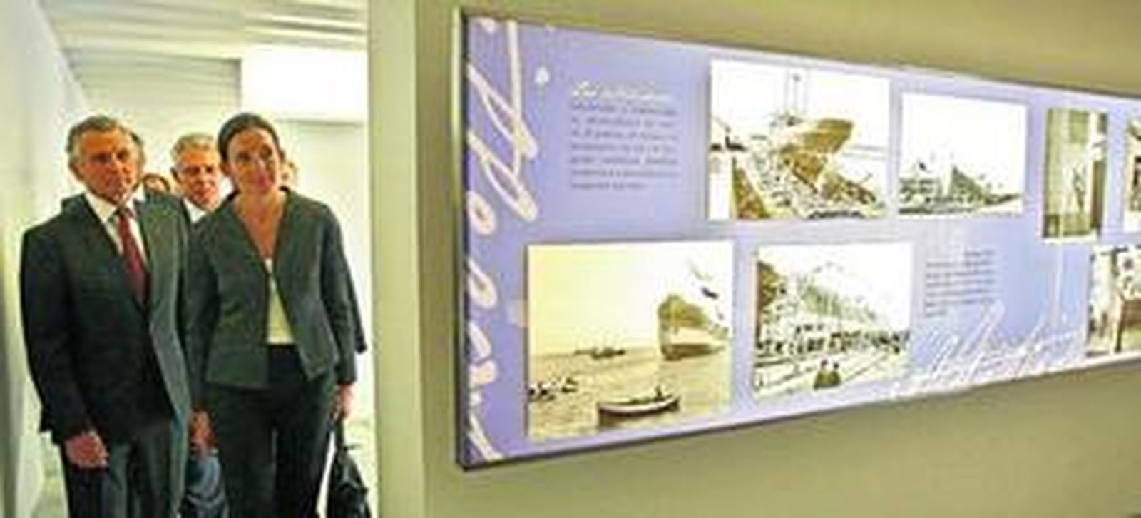 La ministra González-Sinde accede a una de las salas de la Casa Pinillos acompañada por Paulino Plata y Francisco Menacho.