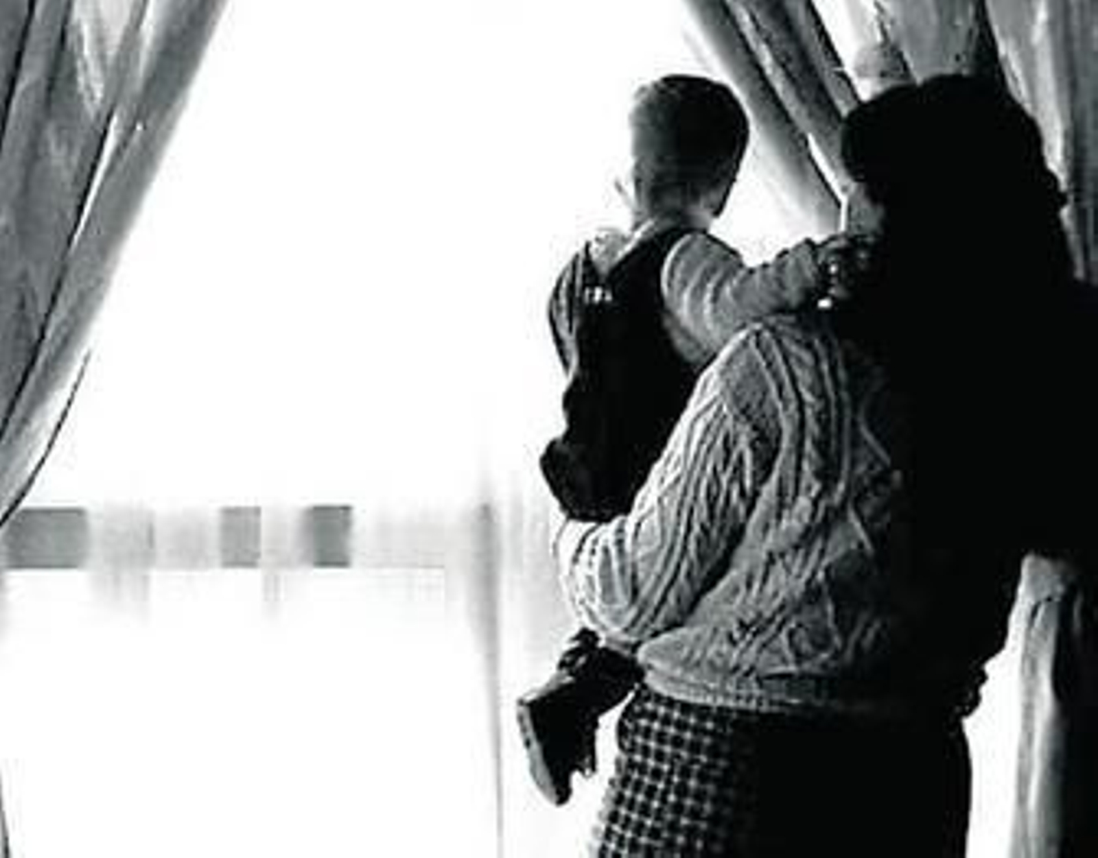 Una madre sostiene a su hijo en brazos.