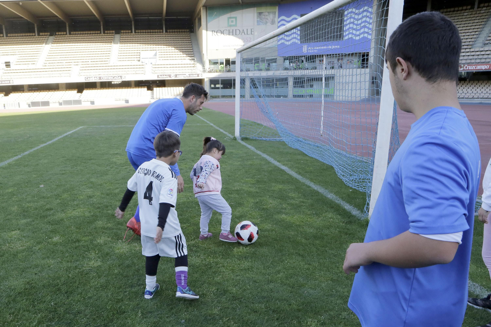 Cedown celebrando junto a los jugadores del Xerez DFC en dia del Sindrome de Down