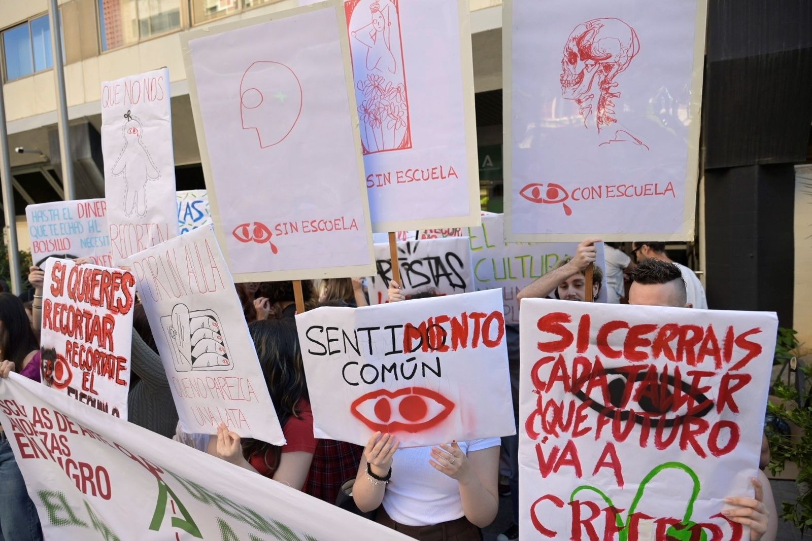 La protesta de la comunidad educativa de la Escuela de Arte y Superior ...