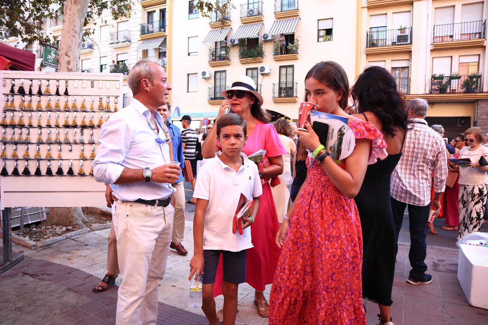 Imágenes de ambiente en el cuarto día de toros en Huelva