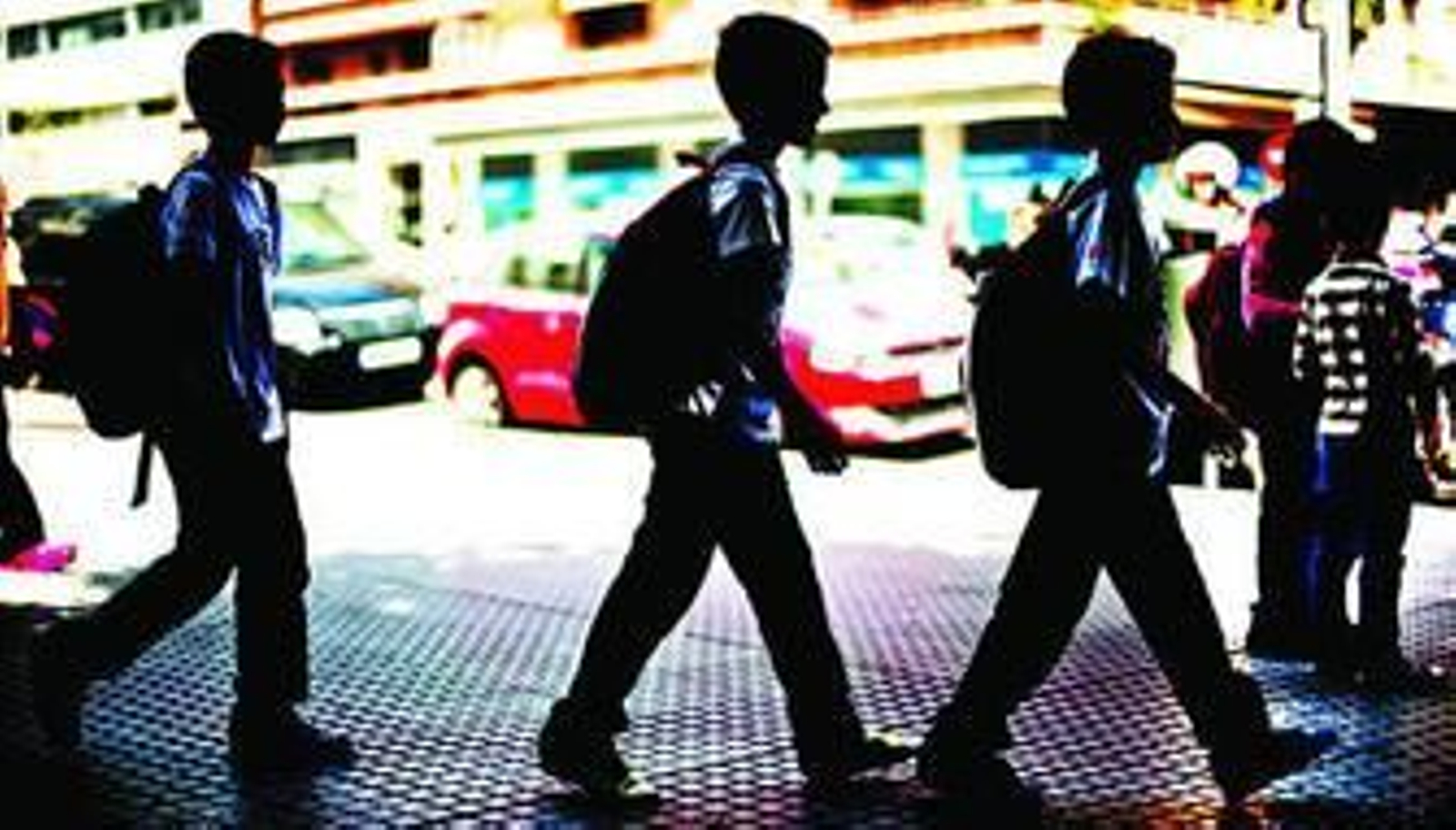 Varios niños marchan hacia un colegio de la capital gaditana en la mañana del viernes.