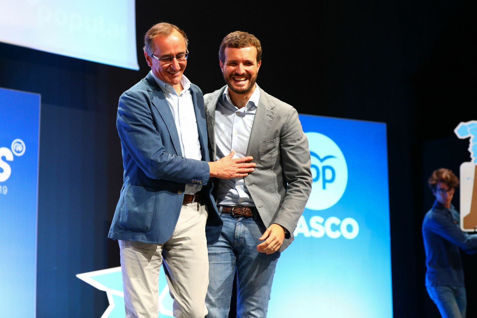 Alfonso Alonso y Pablo Casado, en la clausura de la convención del PP vasco en el Palacio de Congresos Europa de Vitoria, el pasado 14 de septiembre.