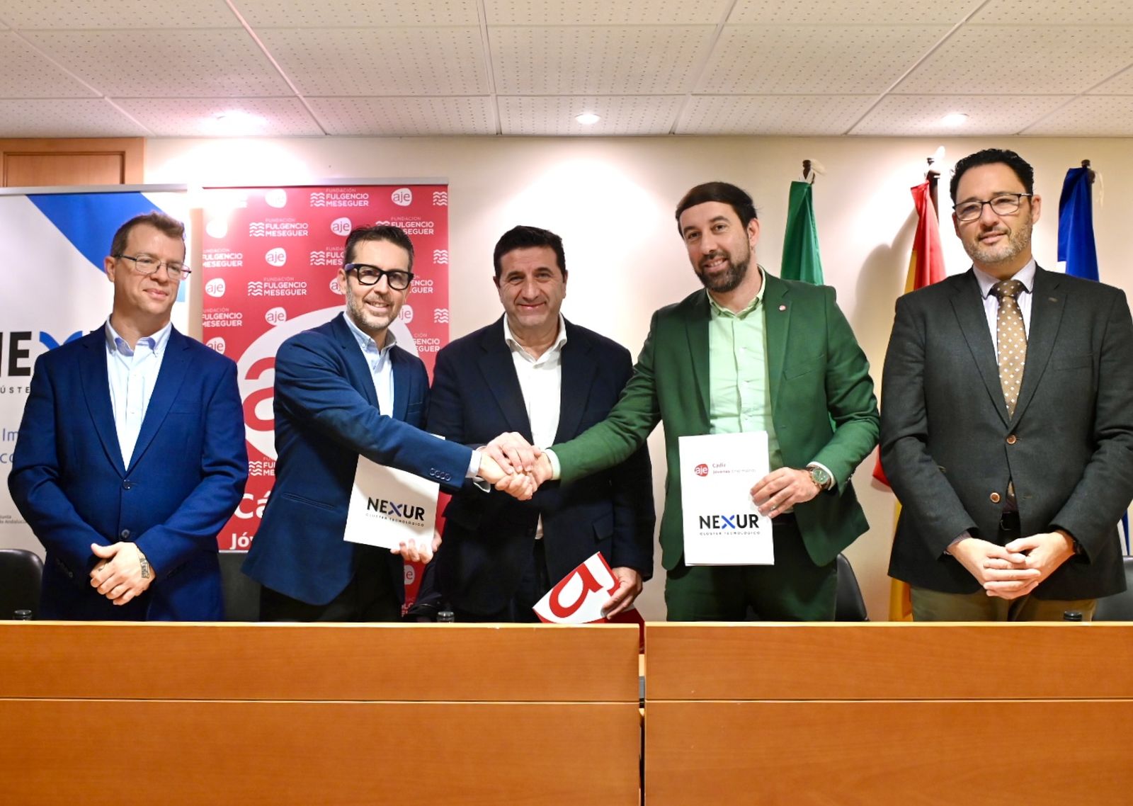 Firma del convenio de colaboración entre Clúster Tecnológico Nexur y la Asociación de Jóvenes Empresarios de la provincia de Cádiz (AJE).
