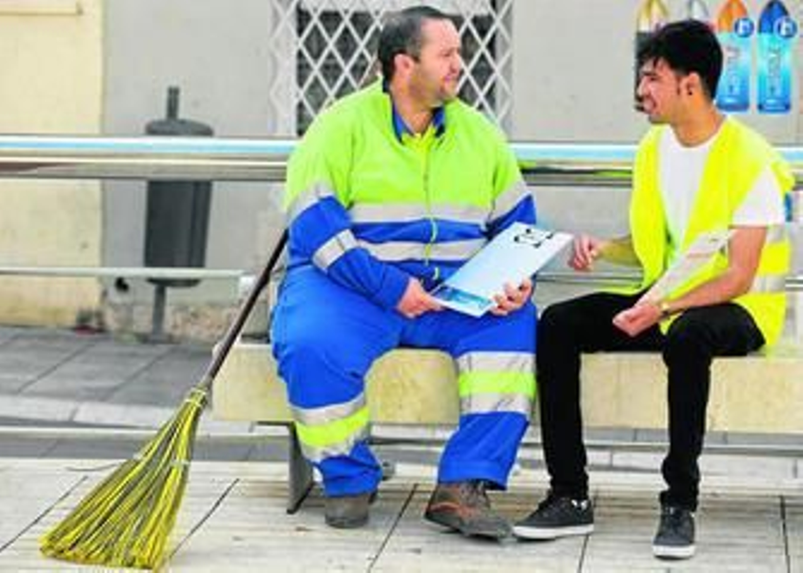 Ángel Luis Chavet y John Bryan Giraldo charlan en un banco de la plaza Montaño.