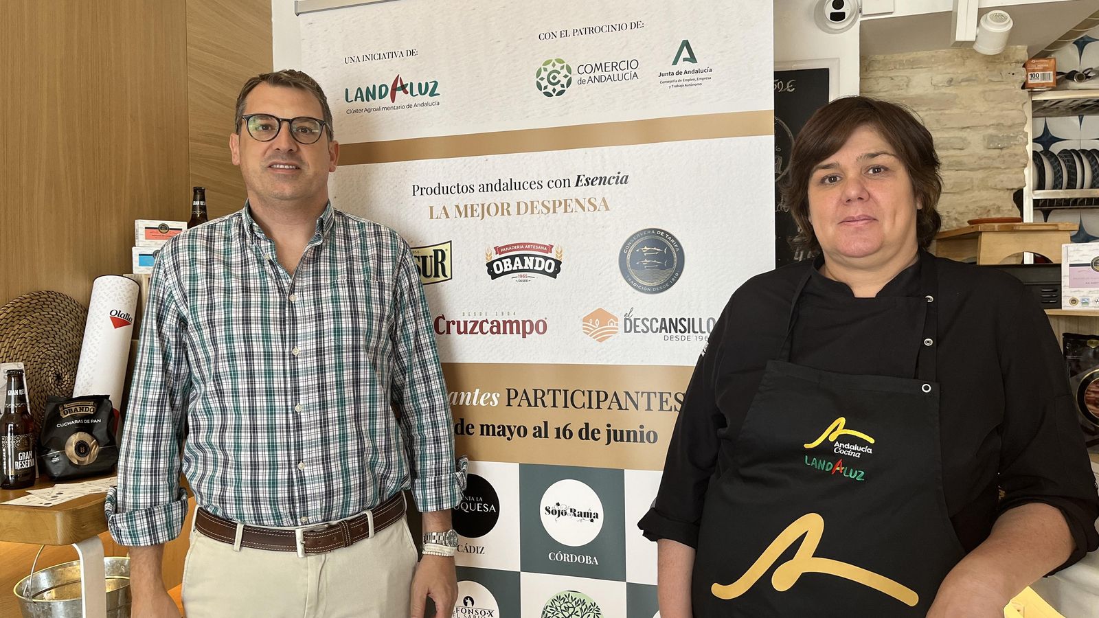 Miguel Ángel, secretario general de Landaluz,  y Celia Jiménez