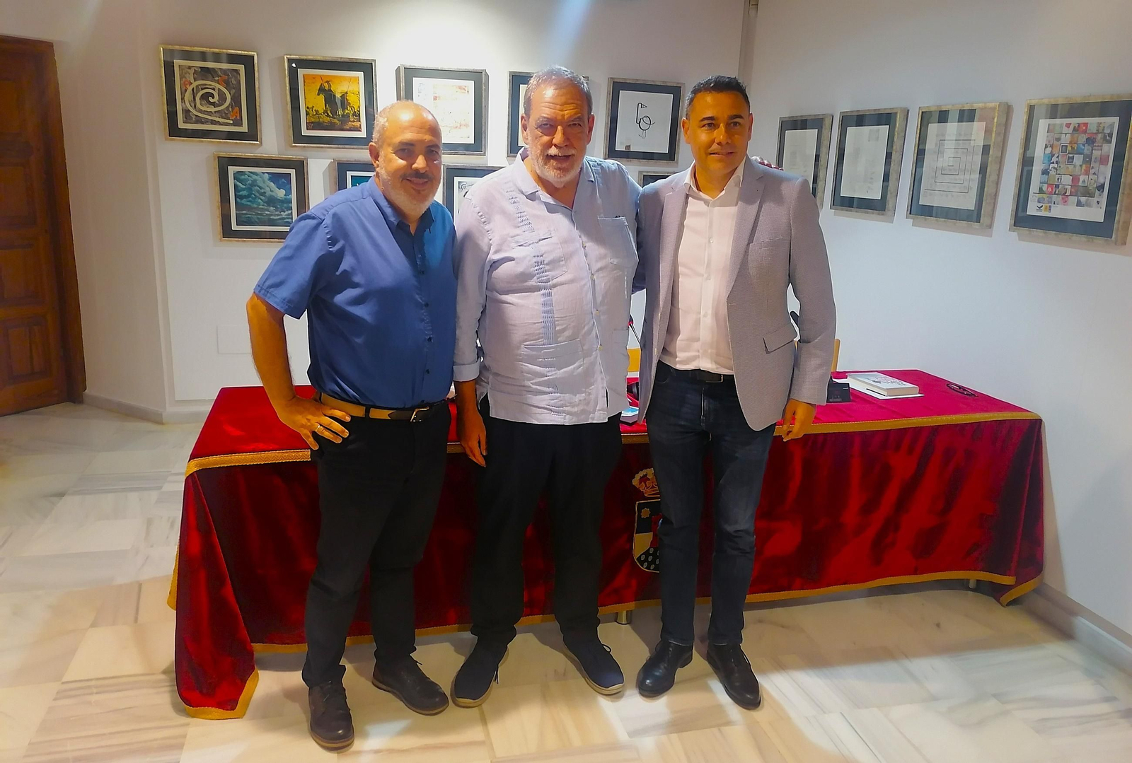 Jorge Díaz entre Diego Reche, coordinador del Aula de Literatura y Daniel Salcedo, concejal de Cultura de Roquetas de Mar.