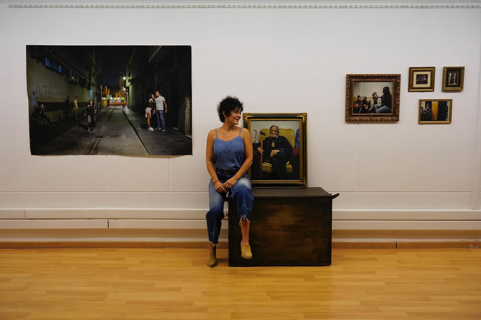 Fotos a Natalia Leiva con su exposición Miénteme, dime que me quieres