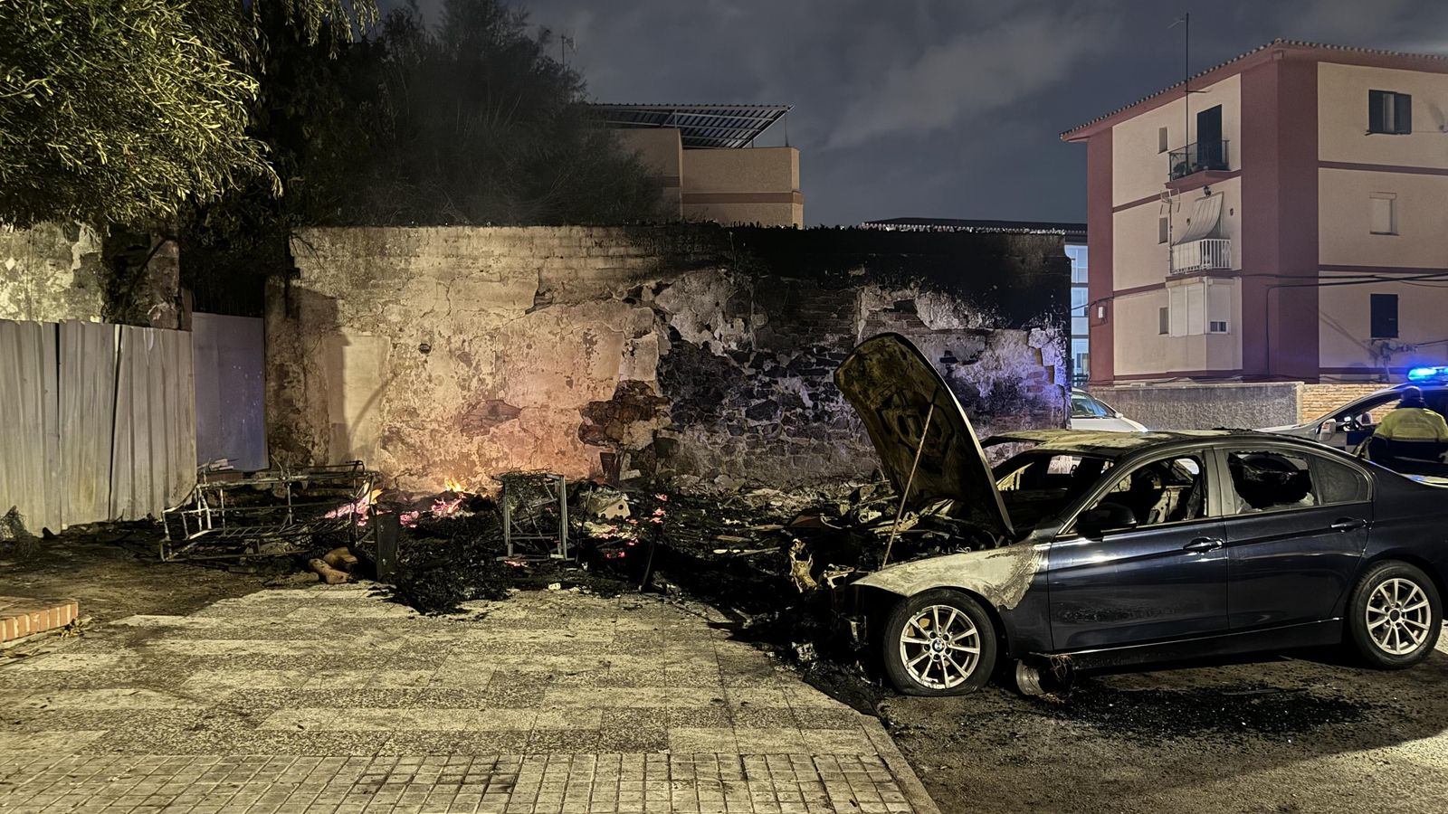 Coches y contenedores quemados, a primera hora de este miércoles.