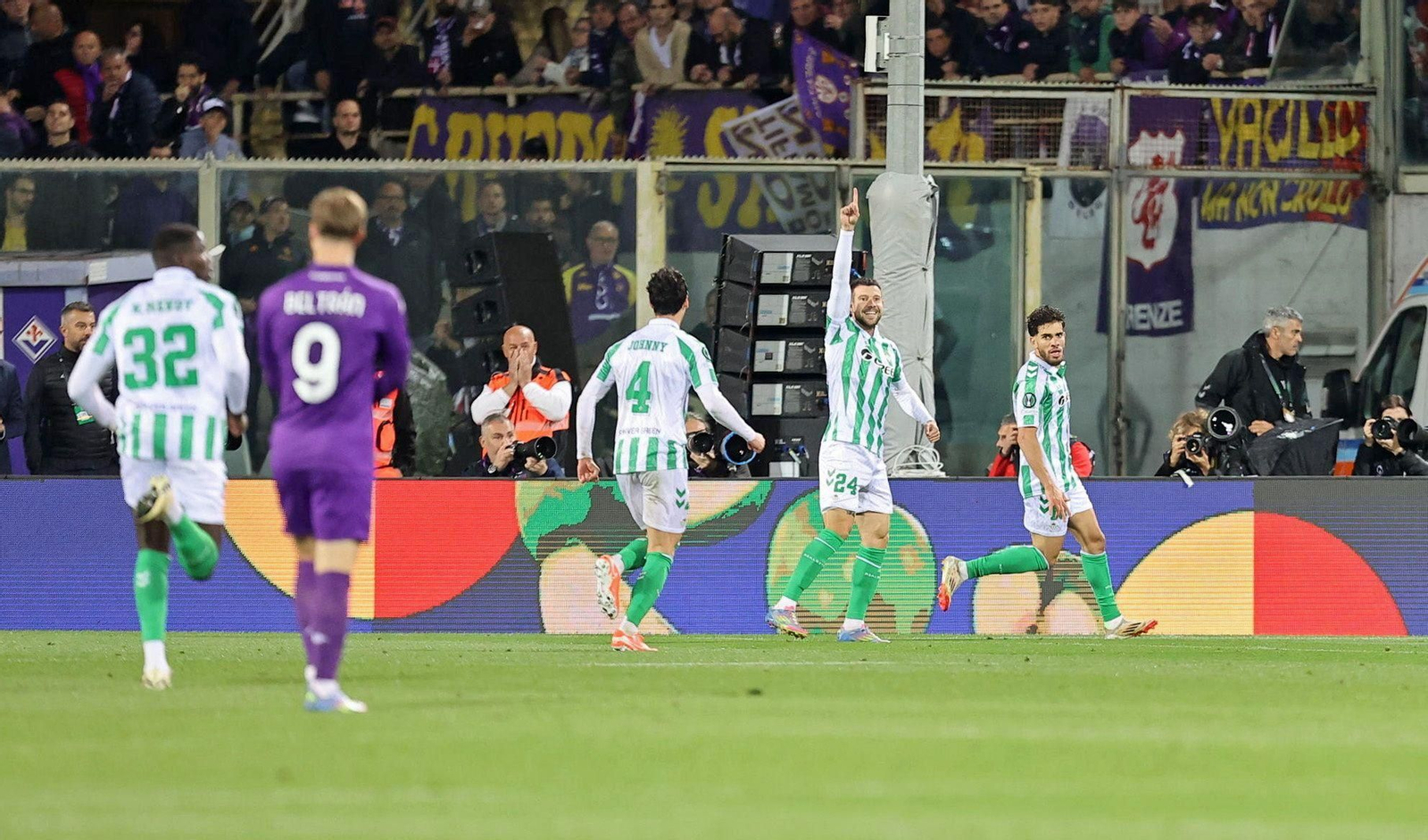 Las fotos del Fiorentina-Betis de la Conference League