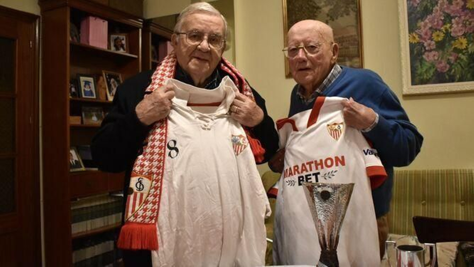 Julián Hernández Naranjo posa junto a Domingo Muñoz González en el domicilio de éste el año pasado.