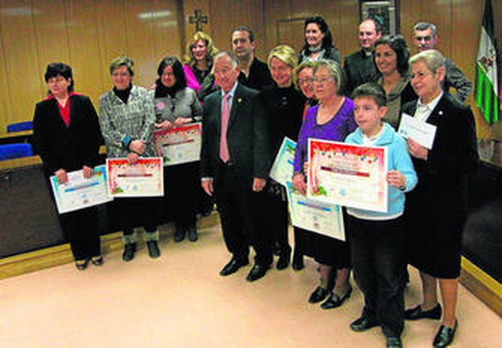 Los premiados muestran orgullosos sus diplomas.