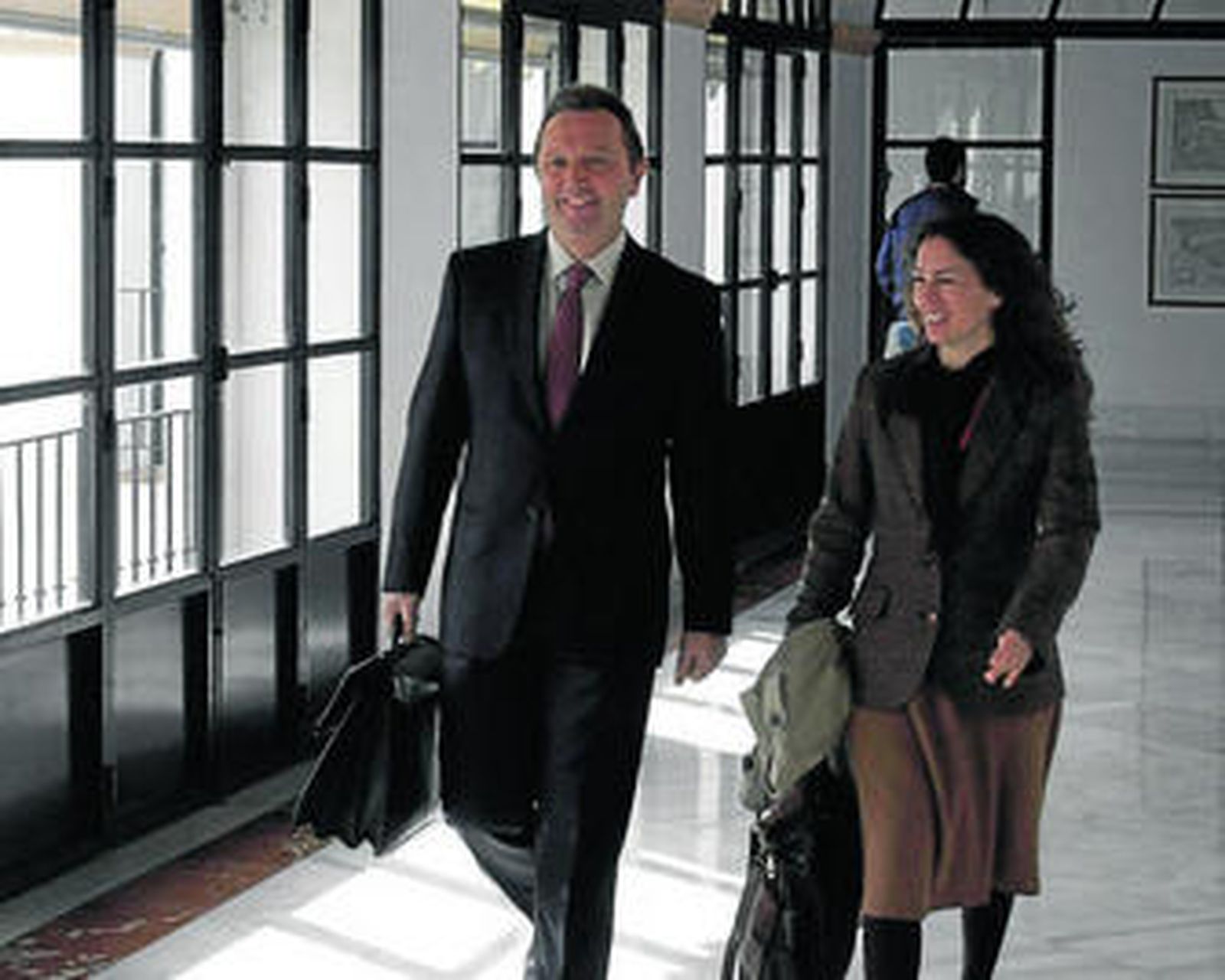 El consejero de Empleo, Manuel Recio, en los pasillos del Parlamento.