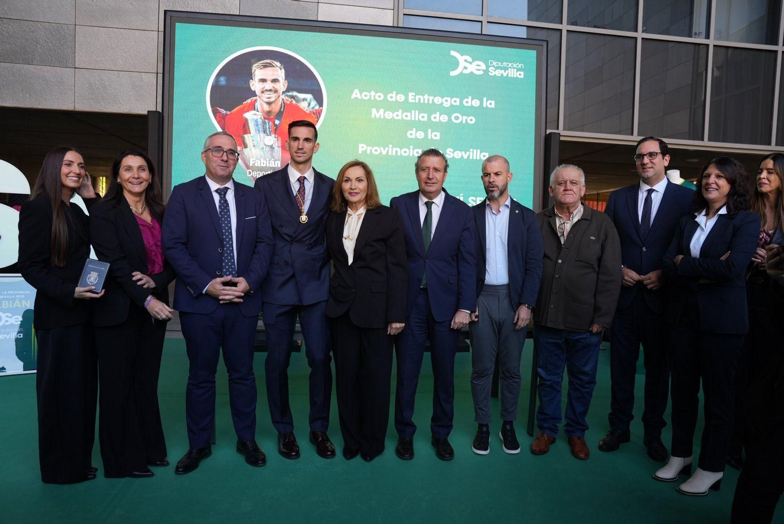 Manu Fajardo posa junto a Javier Fernández, presidente de la Diputación, Fabián y familiares en el acto de entrega al palacio de la Medalla de Oro de la Provincia de Sevilla.