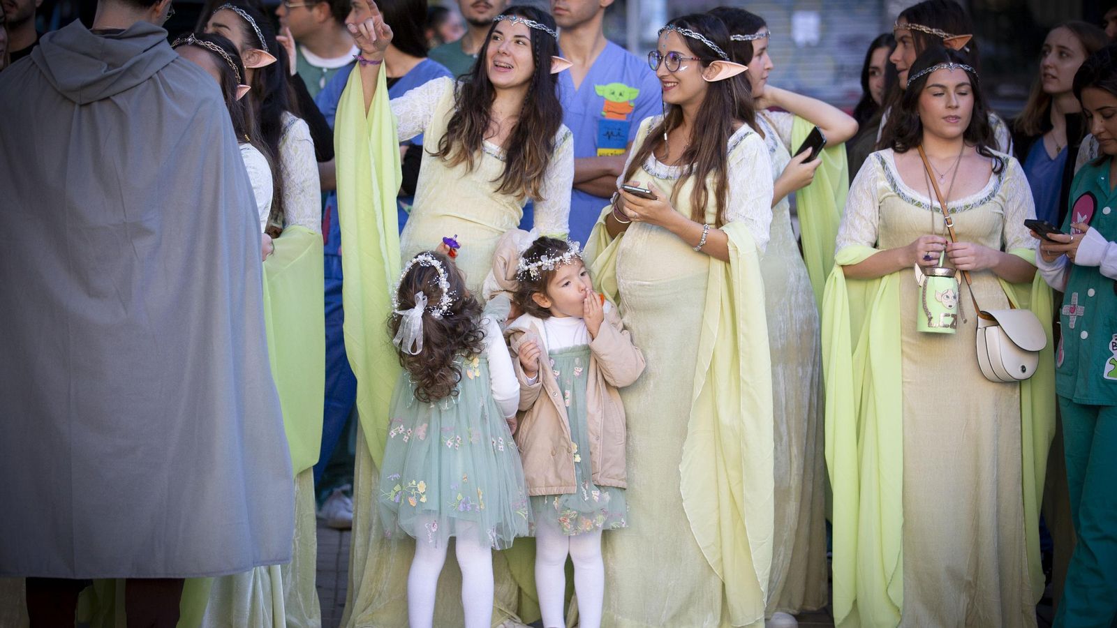 Verónica y sus hijas junto a Patricia, embarazada de ocho meses, en el Lucas de Medicina.