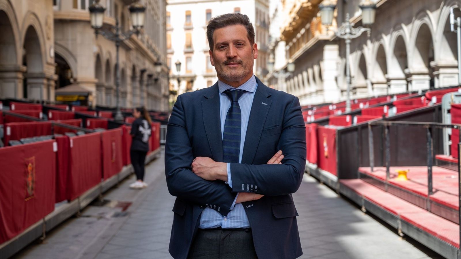 Javier Sierra, en la calle Ganivet de Granada durante la pasada Semana Santa.
