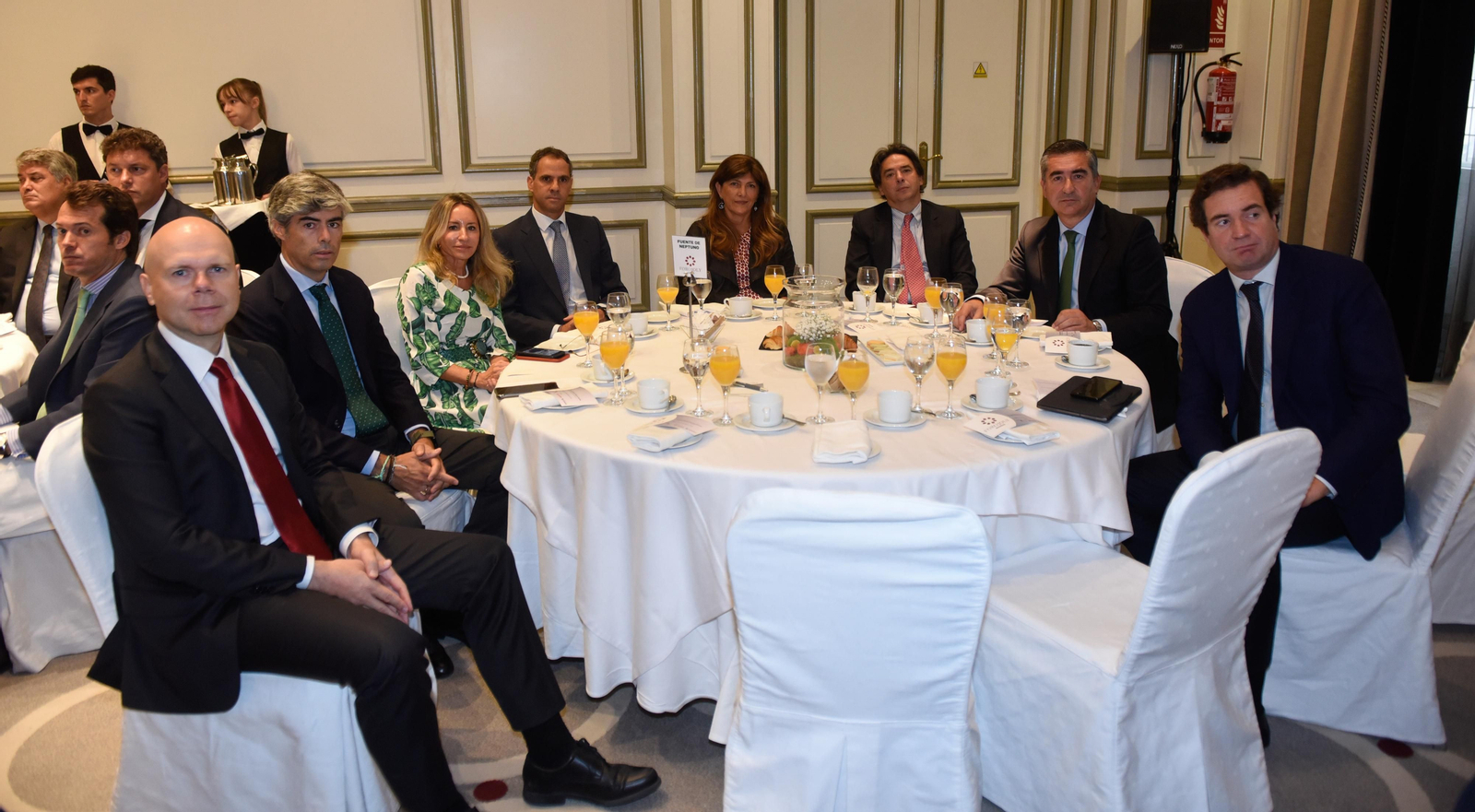 Los invitados al Foro Joly con Juanma Moreno en Madrid, en imágenes