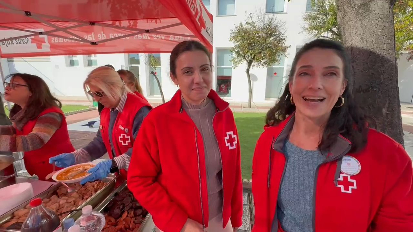 Cruz Roja y Hacedores Cádiz celebran su almuerzo de Navidad para personas sin hogar en Jerez