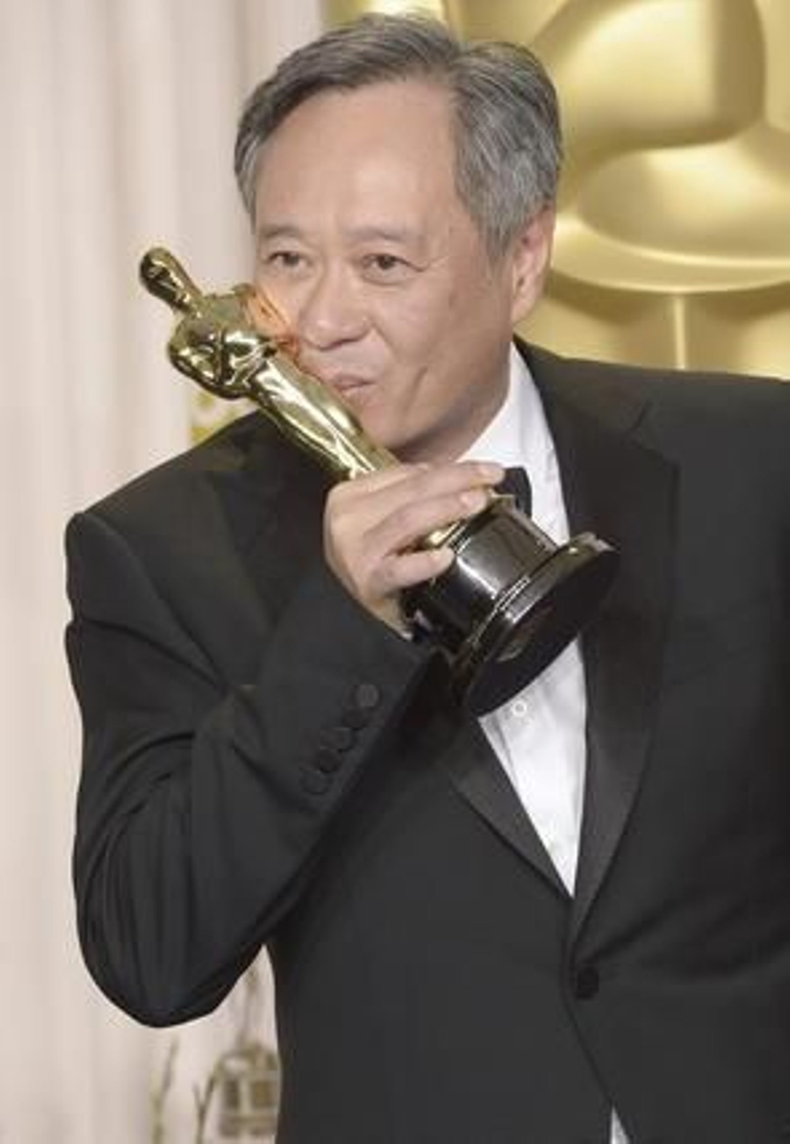 Ang Lee besa el Oscar al mejor director conseguido por 'La vida de Pi'.

Foto: EFE