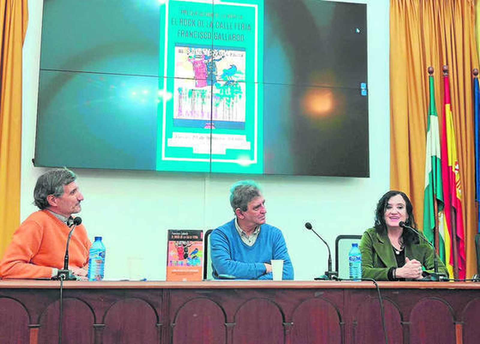 Francisco Gallardo, en Filología, entre los profesores Fátima Roldán y Juan Ignacio Guijarro.
