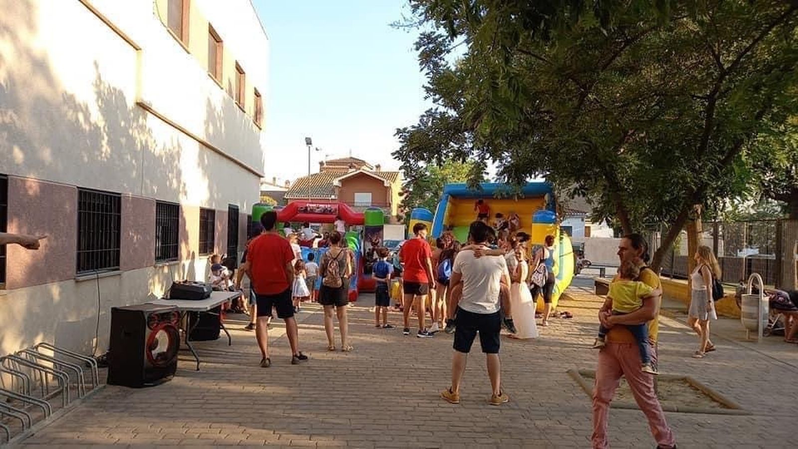 Vegas del Genil organiza talleres de trenzas, tatuajes y pintura de camisetas