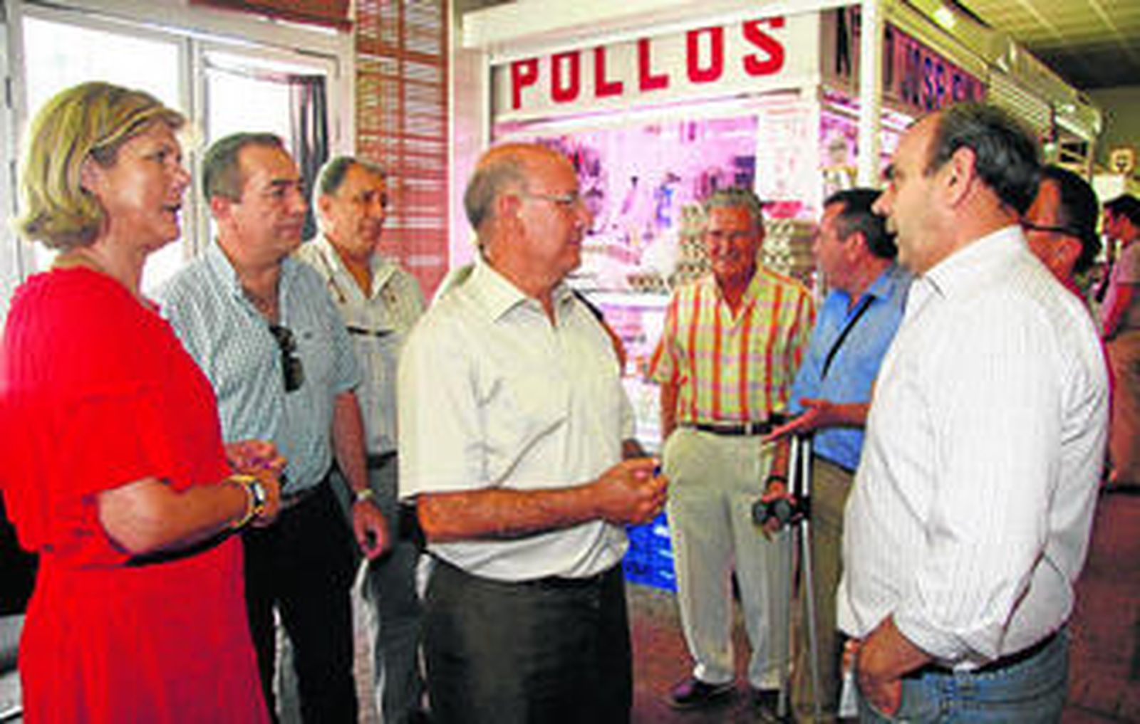 La concejal de Salud y Consumo, Teresa Florido, se reunió ayer con representantes de los placeros.