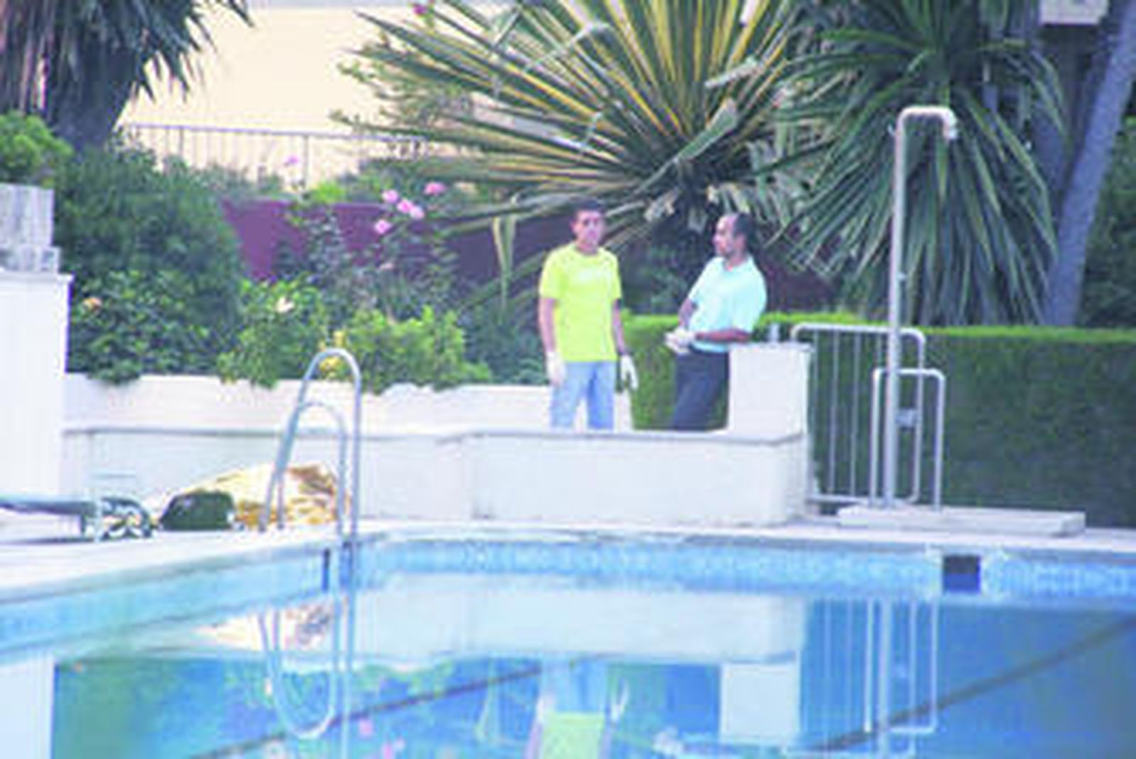 Los vecinos se percataron a primera hora de que había un cuerpo flotando en la piscina del edificio La Pirámide de San Cristóbal.