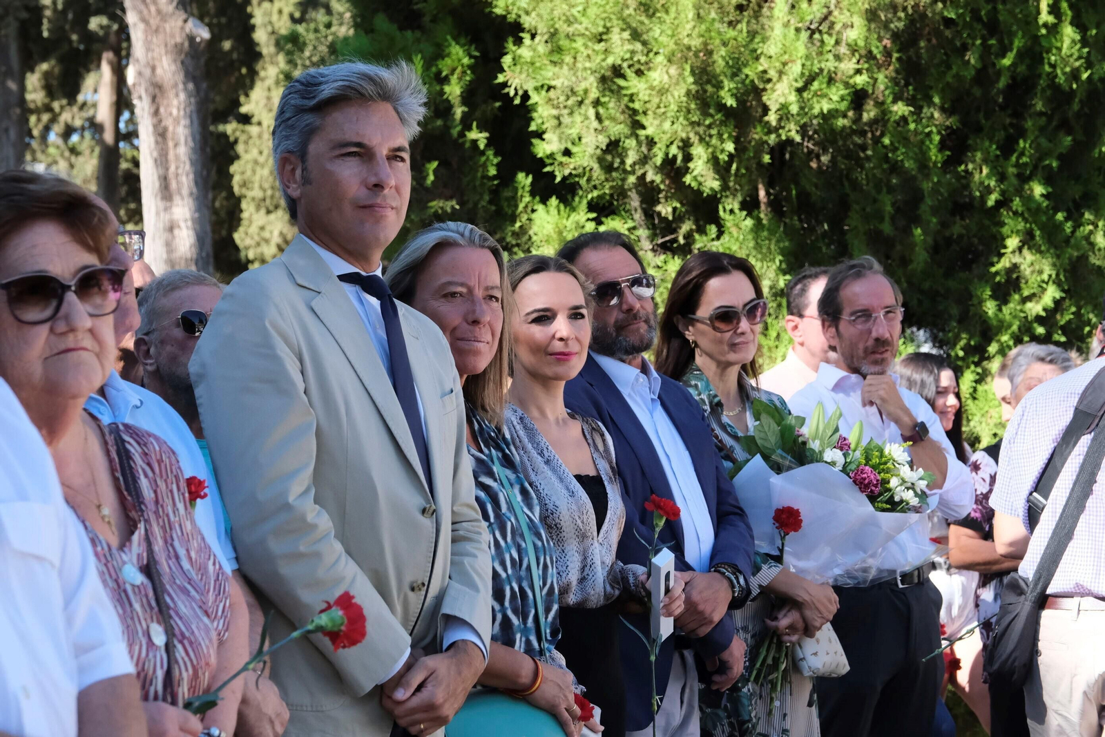Las fotografías de la ofrenda floral a Manolete en Córdoba: entre claveles rojos y hazañas