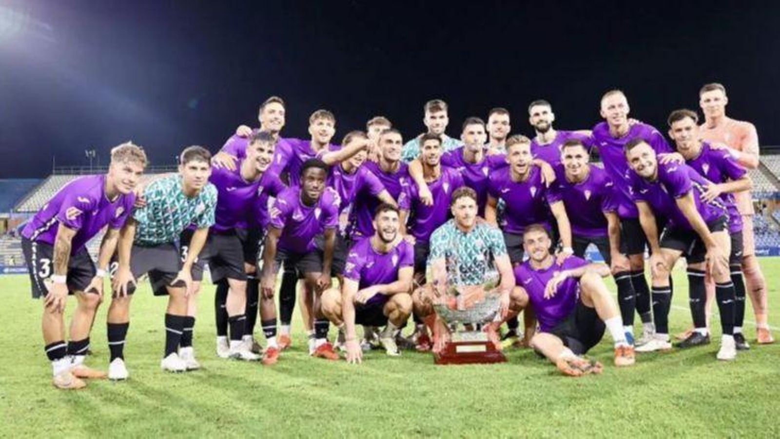 El Córdoba celebra su triunfo en el Trofeo Colombino El Córdoba celebra su triunfo en el Trofeo Colombino