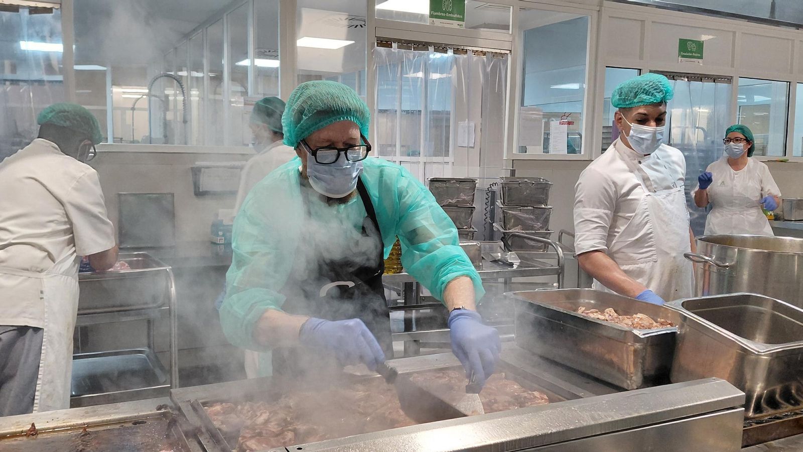 El plato principal que ha diseñado el chef Daniel del Toro para su menú en el Virgen de la Macarena consta de pollo con una salsa de cúrcuma