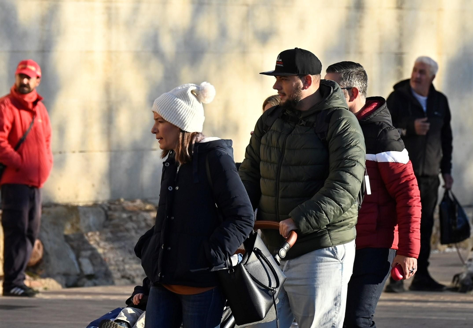 Varias personas caminan abrigados por Córdoba.