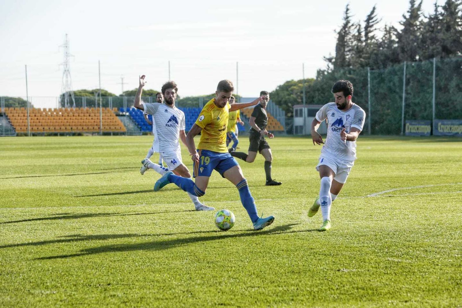 El cadista Sergio Pérez arma la pierna ante Toribio y Perona.