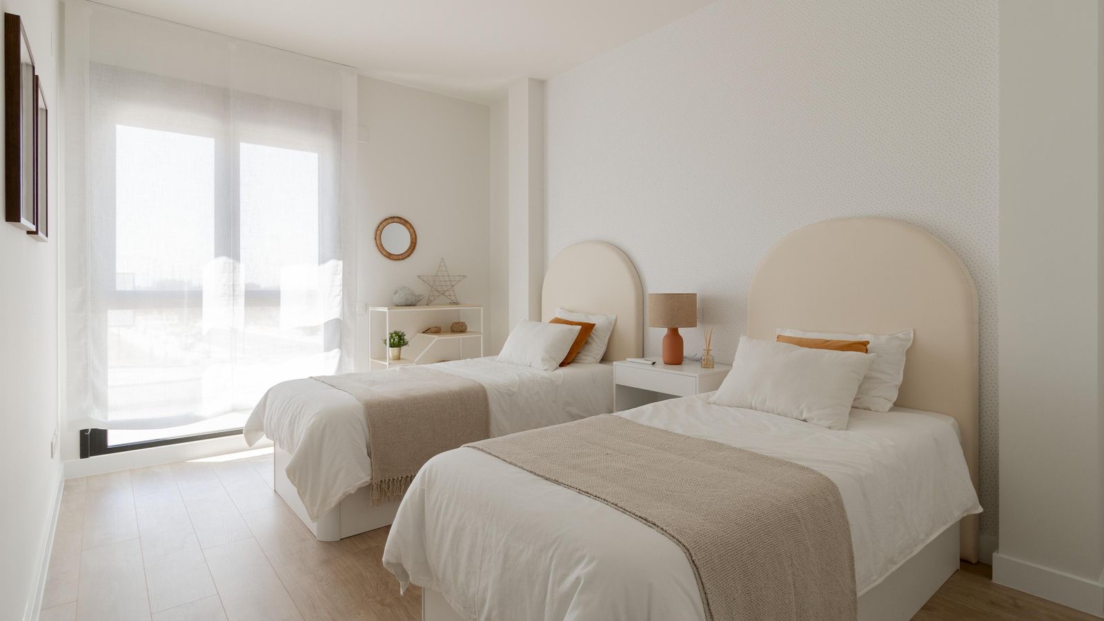 Dormitorio doble de la vivienda piloto de la promoción Eris que AEDAS Homes ha entregado en Entrenúcleos, Dos Hermanas (Sevilla).