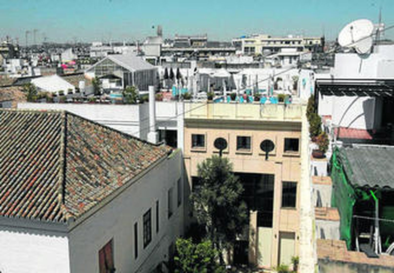 La terraza de verano del Hotel Los Seises, en la imagen, está en la azotea del edificio.